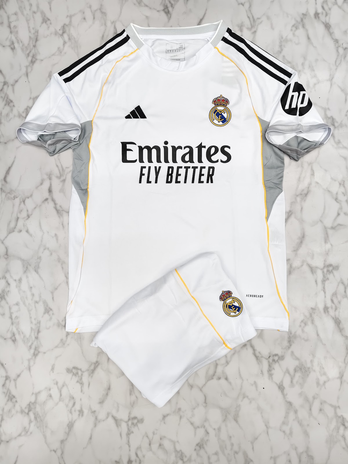 (XL) REAL MADRID HOME WITH SHORTS