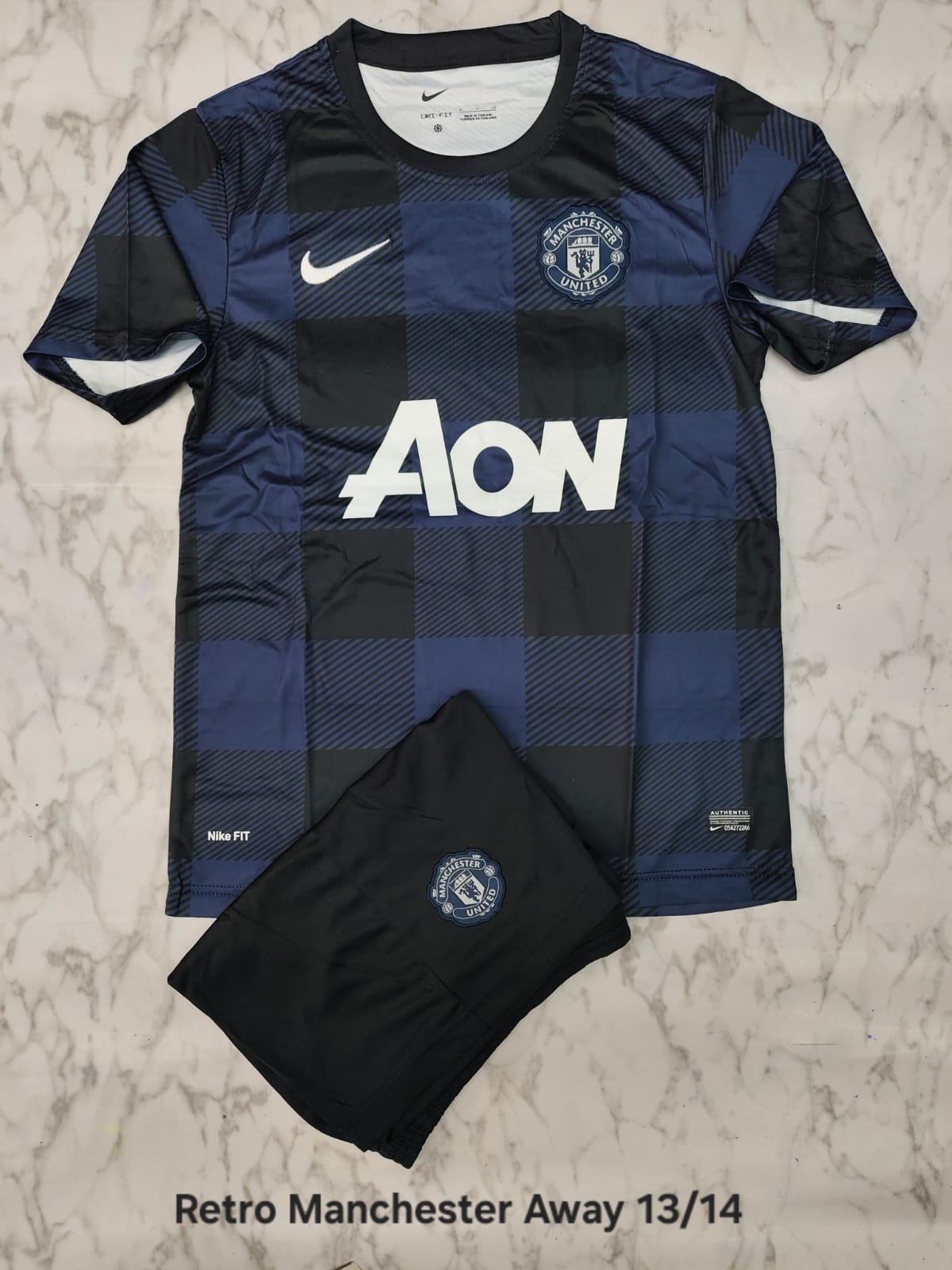 (LARGE) MANCHESTER UNITED 2013/14 RETRO WITH SHORTS